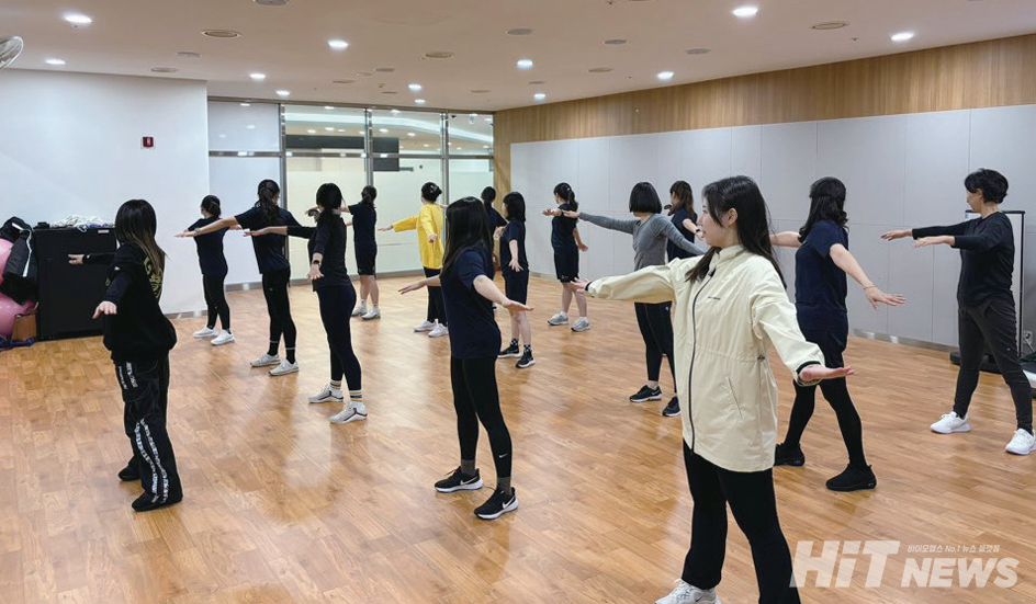 수업 전 몸을 풀고 있는 회원들