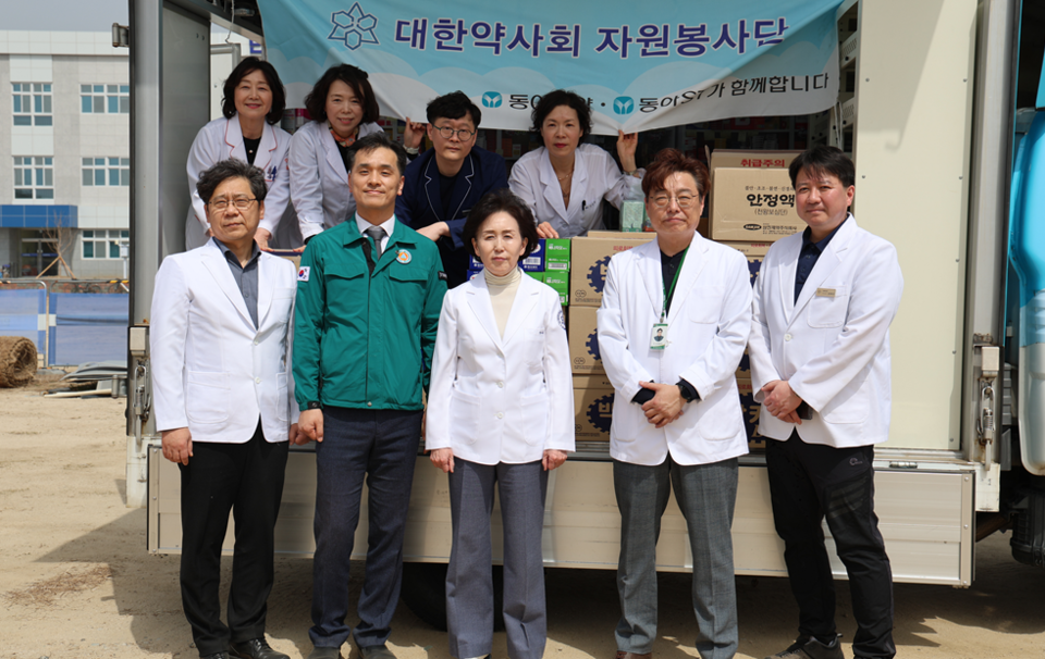 경남 산청군 소재 이재민대피소(단성중학교) 앞에서 운영한 재난긴급약국. 사진= 대한약사회 제공