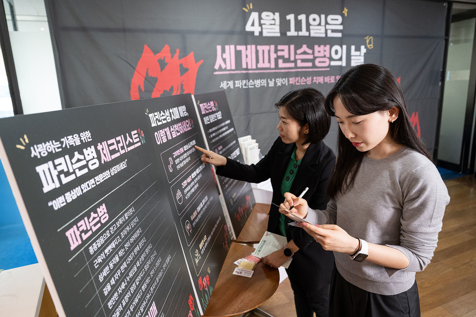 임직원들이 가족을 위한 건강상태 설문지를 작성하고 있다.