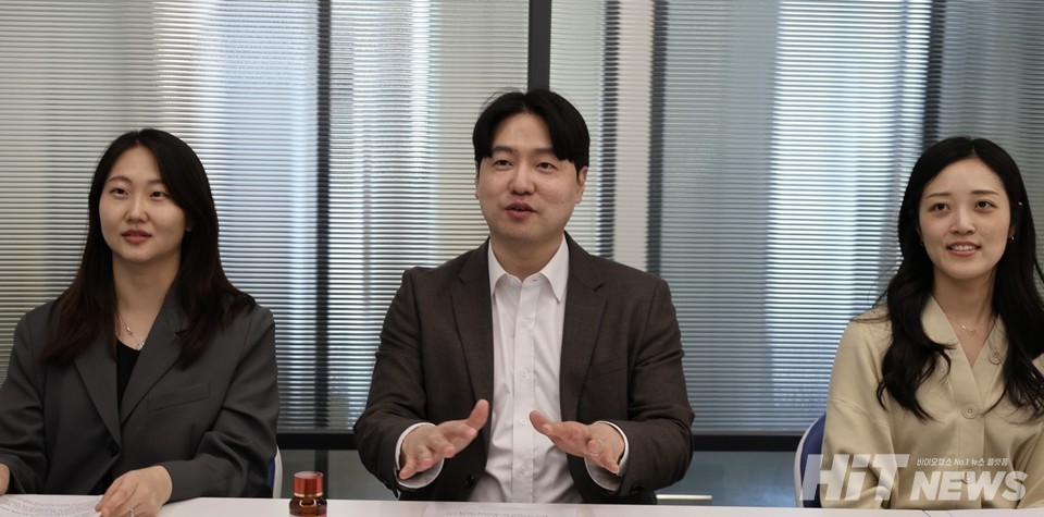 (사진 왼쪽부터) 허성은 총무부장, 박희선 회장, 손미영 학술부장