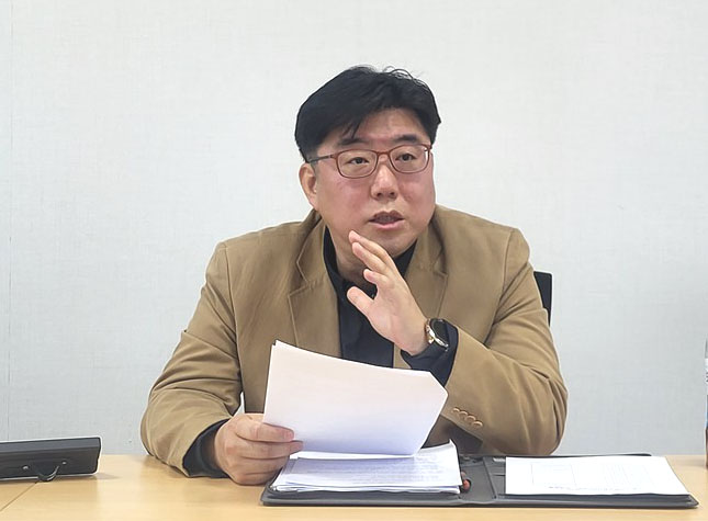 더불어민주당 정책위원회 조원준 수석전문위원(대선공약TF총괄팀장)이 4월 10일 국회 보건복지위원회 전문기자협의회와 만난 자리에서 토토 바카라 사이트 정책을 포함한 민주당 공약 설계 진행 상황을 설명하고 있다.
