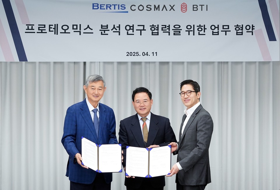 (사진 왼쪽부터) 이경수 코스맥스그룹 회장, 노동영 베르티스 대표, 한승만 베르티스 대표 /사진=베르티스