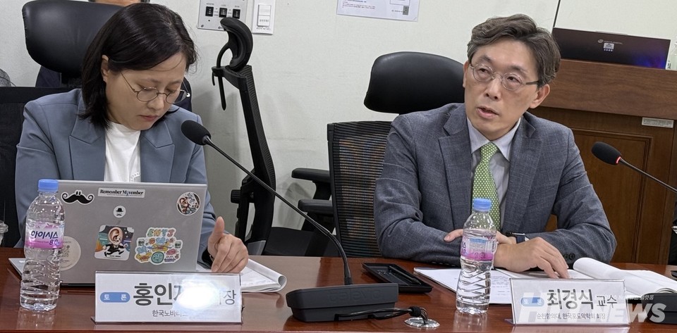 (사진 왼쪽부터) 홍인자 한국노바티스 부사장, 최경식 한국포도막학회장