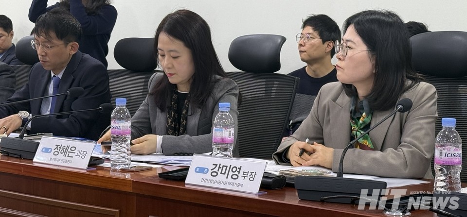 (사진 왼쪽부터) 송양수 복지부 보험정책과장, 정혜은 복지부 건강증진과장, 강미영 심평원 약제기준부장