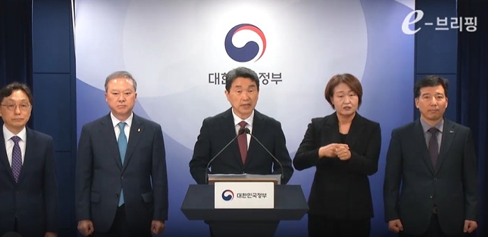 이주호 장관이 17일 서울정부청사에서 열린 브리핑에서 2026년 의대 모집인원 조정 방향을 설명하고 있다. / 사진=정부 e브리핑 캡처