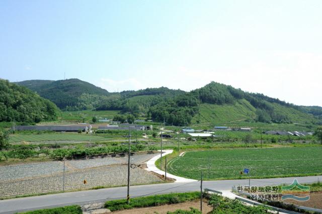 기부와 관련된 그림을 합성하려다가 화마를 뉴스의 소재로 삼으면서 '재난 포르노'를 담을 수는 없다고 생각했습니다. 대신 불이 처음으로 시작된 경북 의성군 괴산리의 옛 모습을 찾아 담습니다. 화마가 지나간 자리가 푸르른 녹음이 우거진 곳으로 변하길 기원합니다. / 출처=한국향토문화전자대전