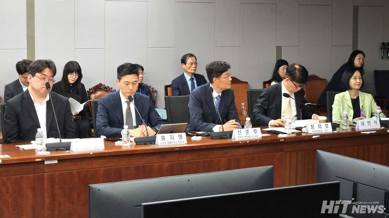 (왼쪽부터) 박종혁 박종혁특허법률사무소 변리사, 홍지형 김앤장 법률사무소 변리사, 신준호 특허청 특허제도과장, 정차호 성균관대 법학전문대학원 교수, 이영신 한국글로벌의약산업협회 부회장