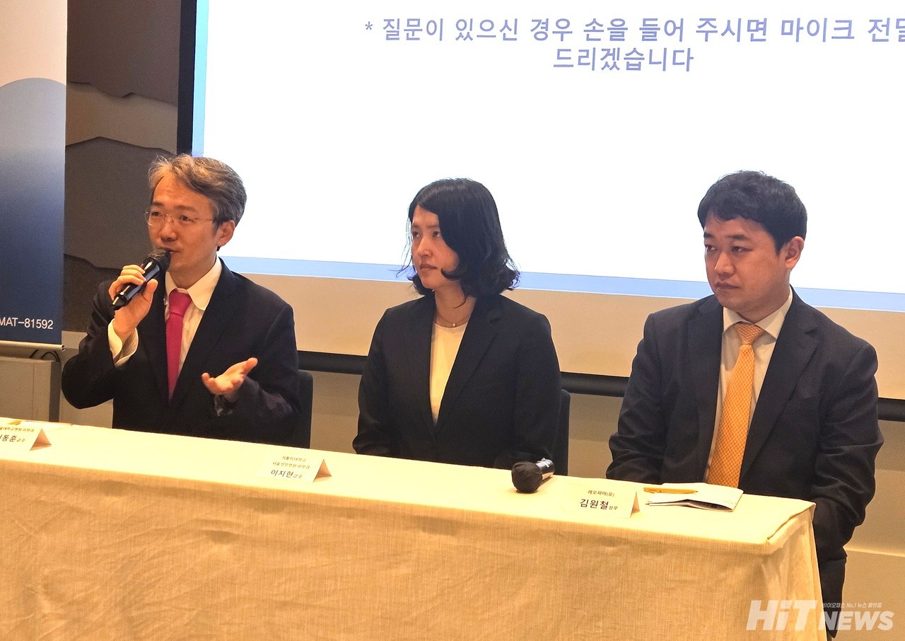 (왼쪽부터) 이동훈 서울대병원 피부과 교수, 이지현 가톨릭대 서울성모병원 피부과 교수, 김원철 레오파마 항암제사업부 상무
