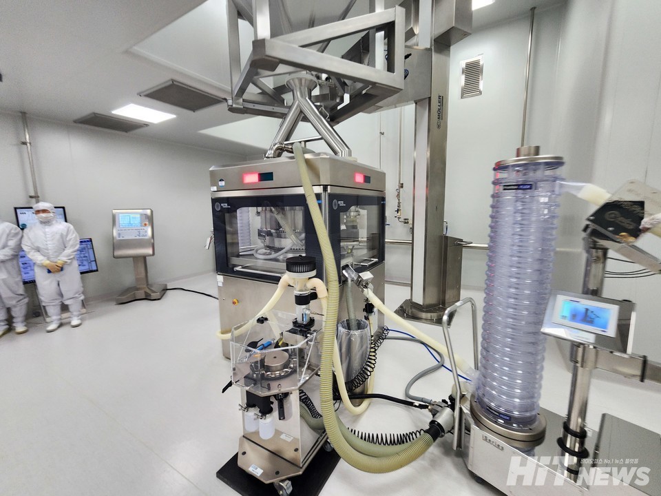 The tablet press in operation
