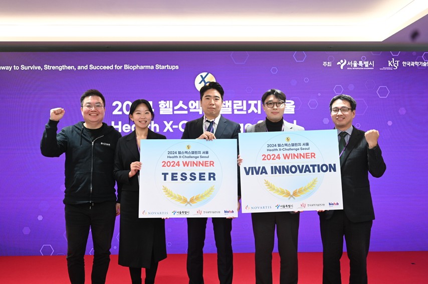 Novartis 슬롯 사이트 held an award ceremony for the 5th "HealthX Challenge Seoul" on December 3, 2024, at Seoul BioHub, selecting Viva Innovation and Tesser as final partners of the open-call project. (From left) Wonpil Kim, Executive Director at Novartis 슬롯 사이트; Dasom Baek, Director; Suhyun Lee, CEO of Tesser; Han Park, CEO of Viva Innovation; and Pankyu Choi, Director of Creative Industry Planning, Seoul Metropolitan Government / Photo by Novartis 슬롯 사이트
