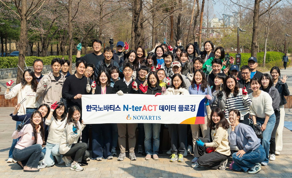 On April 3, Novartis 슬롯 사이트 employees carried out an environmental cleanup in an underserved area near Yeongdeungpo, Seoul, to help improve living conditions for vulnerable communities. To align with the initiative’s focus on sustainability and service, the banner was made from reused fabric and the lettering was digitally added. / Photo by Novartis 슬롯 사이트