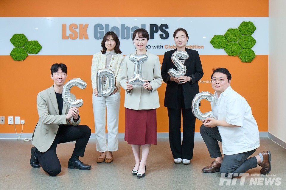 (사진 왼쪽부터) 이영재 Senior Statistical 프로그래머, 최수희 슬롯 머신 일러스트 Part 2 리더, 이은혜 부부서장, 김유림 슬롯 머신 일러스트 매니저, 오승준 슬롯 머신 일러스트 Part 1 리더