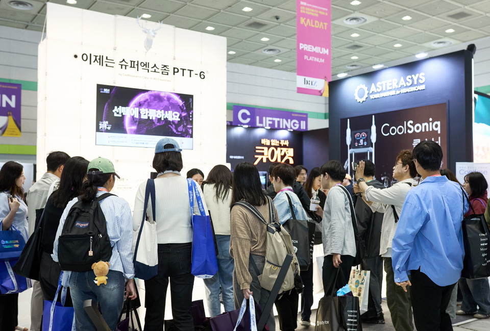 대한레이저피부모발학회 칼레심 임상 캠페인 부스를 찾은 의료진과 병원 관계자들 / 사진=바카라 게임