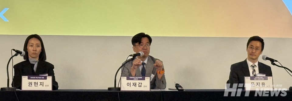 (사진 왼쪽부터) 권현지 한국GSK 백신사업부 전무, 이재갑 한림대학교 강남성심병원 감염내과 교수, 문지용 건국대학교병원 호흡기알레르기내과 교수