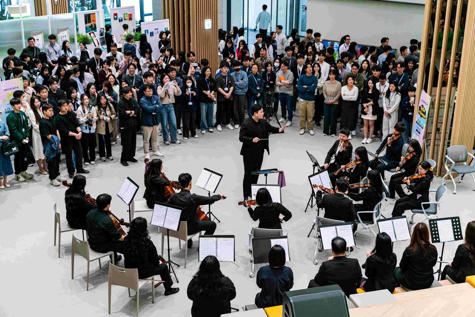 2025 동호회 페스티벌에서 사내 오케스트라 동호회가 공연을 선보이고 있다 / 사진=볼트 카지노