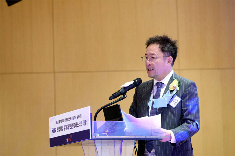 2021년 9월 30일 우정바카라신약클러스터(지하 5층, 지상 16층 건물) 준공을 기념한 심포지엄에서 천병년 대표가 신약개발산업계에서 클러스터의 비전과 포부를 밝히고 있다. /사진=히트뉴스 DB.