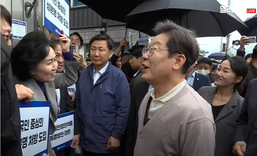 왼쪽부터 권영희 토토사이트추천 이재명 대선후보. 사진= 민주당 공식 유튜브 '델리민주'