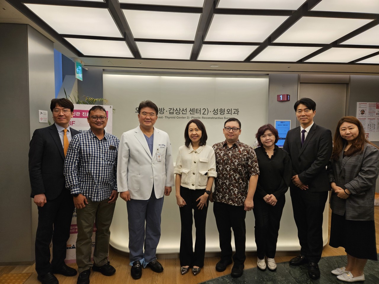 강남차탠 카지노 외과는 지난 16일 인도네시아 국공립 및 지역 거점탠 카지노 소속 전문의 3인을 대상으로 진공보조흡입생검술(맘모톰, VABB), 유방종양 진단 시술 임상 참관 등 연수 프로그램을 진행했다. / 사진=강남차탠 카지노