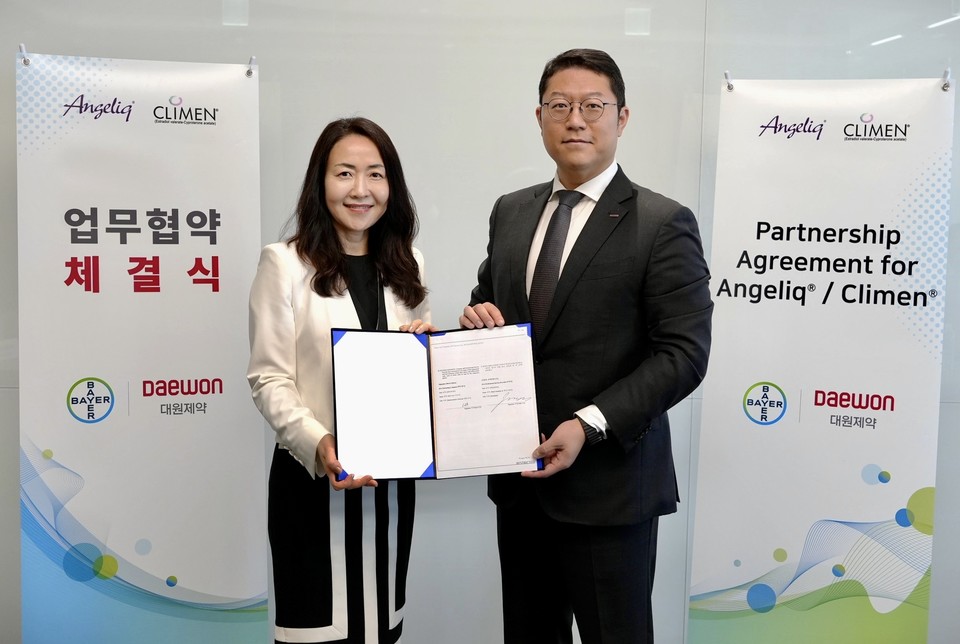 (사진 왼쪽부터) 이진아 바이엘 코리아 대표, 백인환 대원카지노사이트추천 사장 /사진=대원카지노사이트추천