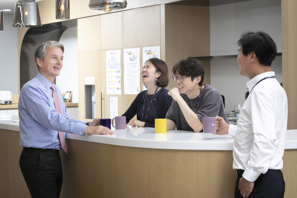 우리 카지노 Korea CEO Bill Schuster and employees engaging in internal communication. 우리 카지노 Korea places equal importance on employee well-being and organizational culture as key pillars of sustainability. / Photo by 우리 카지노 Korea