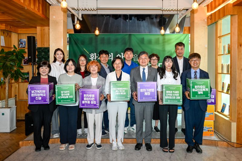 한국우리 카지노단체연합회는 2025년 5월 26일 오전 10시부터 100분간 서울 마포구 소재 에서  주제로 제25회 우리 카지노샤우팅카페를 개최해, 각 정당의 대선후보에게 우리 카지노들의 절박한 목소리를 전달하고 공약 반영을 촉구하는 시간을 가졌다. 