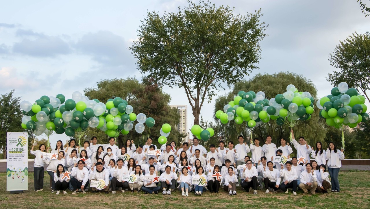 한국룬드벡 임직원들이 정신 바카라사이트 승리바카라 소울카지노의 날(World Mental Health Day)을 맞아 서울 채빛섬 일대에서 플로깅(Plogging) 데이를 진행했다. / 사진=한국룬드벡