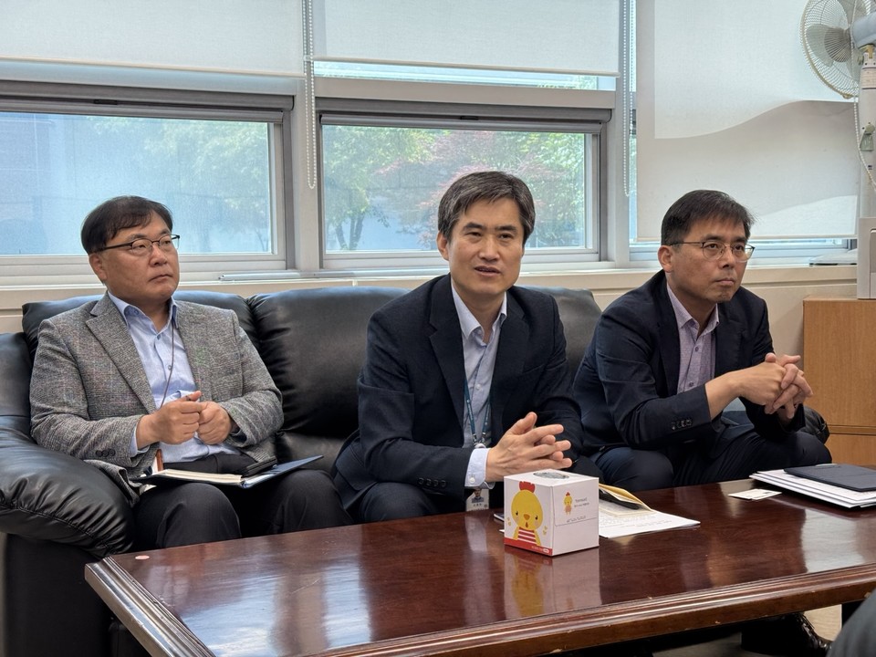 (왼쪽부터) 안광수 바카라사이트의약품품질관리과장, 신준수 바카라사이트생약국장, 오정원 바카라사이트의약품정책과장.