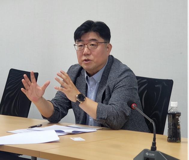 더불어민주당 조원준 수석전문위원이 29일 국회 보건의료 전문지 기자단과 만나 민주당의 대선 공약 방향을 설명하고 있다.