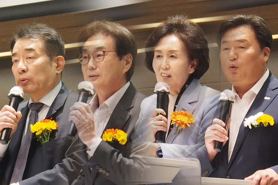 왼쪽부터 정진현 센터장, 원희목 특임교수, 권영희 회장, 임병택 시흥시장