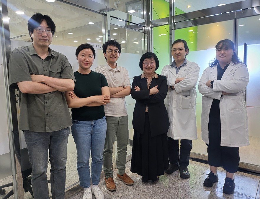 엠테라파마는 빅데이터 플랫폼 '싸이엠토믹스', 품질관리 플랫폼 'CMC' 등 핵심 기술로 글로벌 천연물 신약 개발 개발과 기술 고도화에 나서고 있다. 손미원 대표(가운데)가 연구원들과 기념촬영 하고 있다.