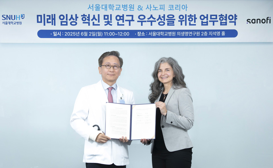 서울대학교병원 김용진 의생명연구원장(왼쪽)과 사노피 글로벌 바카라사이트 운영 책임자 켈리 심콕스(Kelly Simcox)가 미래 바카라사이트 혁신을 위한 업무협약 체결을 마치고 기념촬영을 하고 있다. / 사진=사노피