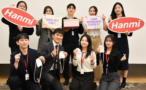 바카라사이트 통장그룹 직원들이 히크만 주머니를 들고 기념촬영을 하고 있다. / 사진제공 =바카라사이트 통장그룹