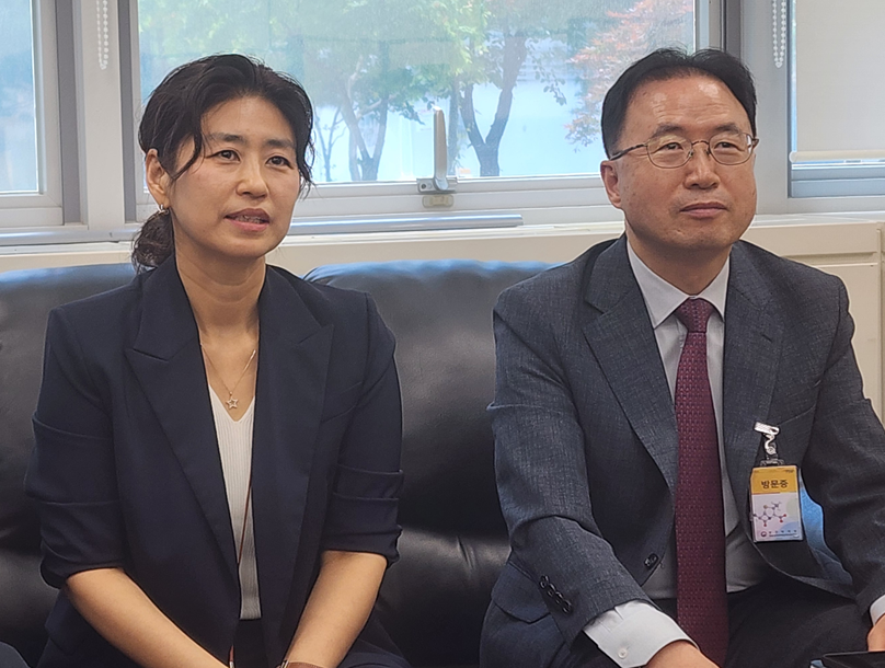 식약처 의약품품질과 김정연 과장(왼쪽)과 천청운 한국바카라사이트 캡틴바이오협회 연구위원.