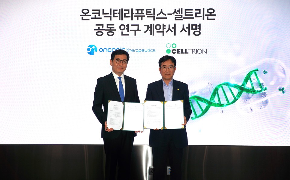 김존 온코닉테라퓨틱스 대표(왼쪽)와 권기성 에볼루션 바카라 무료 수석부사장이 공동연구개발 계약을 체결하고 기념 촬영을 하고 있다. / 사진=에볼루션 바카라 무료