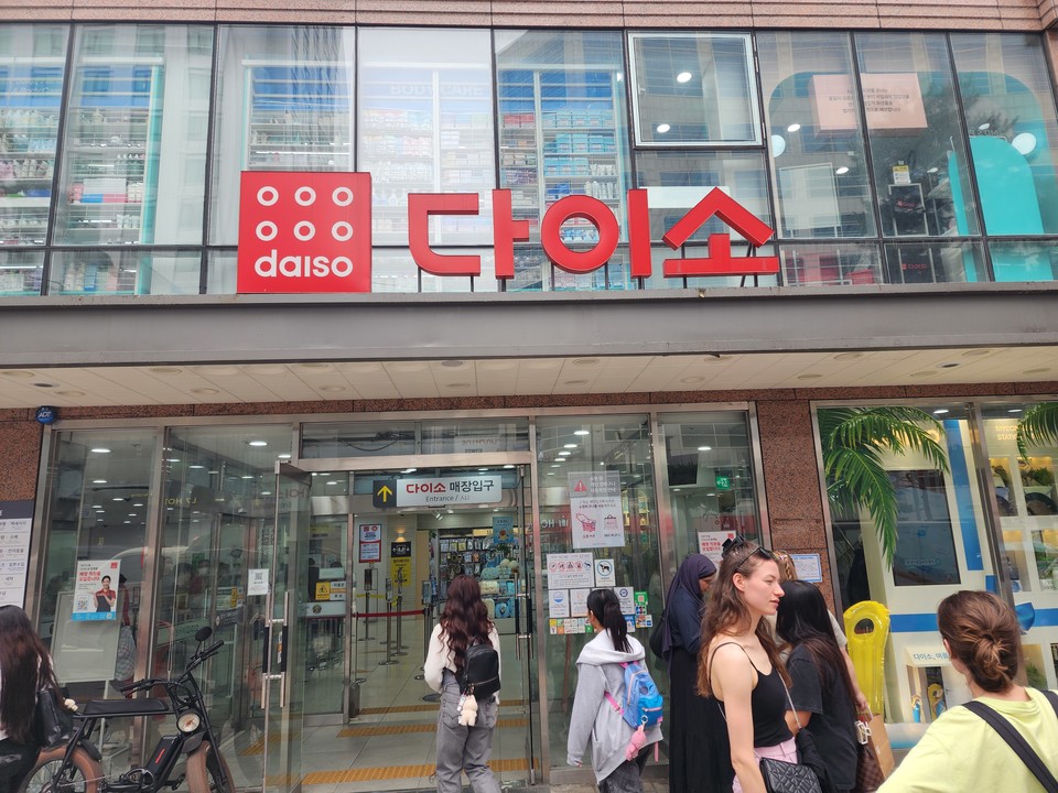다이소 명동역점 전경. 