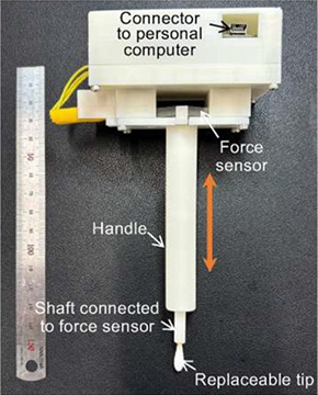 [이미지 3; 마우스 마사지사. 91그램의 휴대용 기계식 자극기에는 힘 센서와 면봉 끝이 달린 지팡이가 장착되어 있어 마우스 림프관을 부드럽게 마사지한다.] [Jin et al., Nature, 2025에서 따옴]