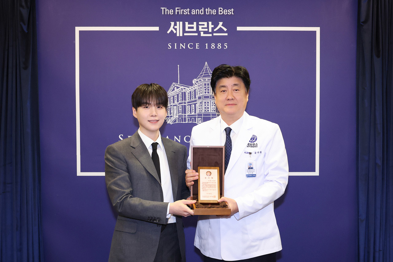 (왼쪽부터) 방탄소년단(BTS) 온라인 바카라, 금기창 연세의료원장 / 사진=연세의료원