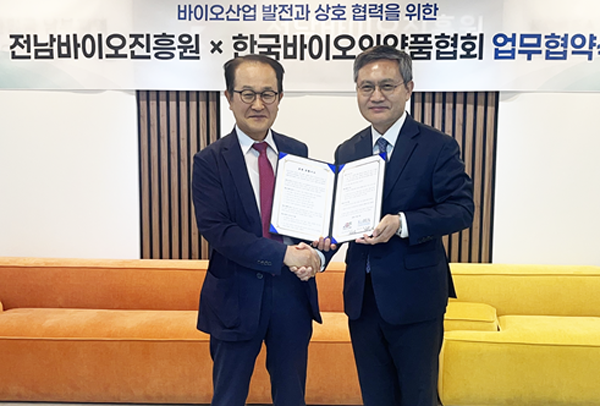 이정석 한국해외 바카라 사이트의약품협회장(왼쪽)과 윤호열 전남해외 바카라 사이트진흥원장. 사진=해외 바카라 사이트의약품협회.