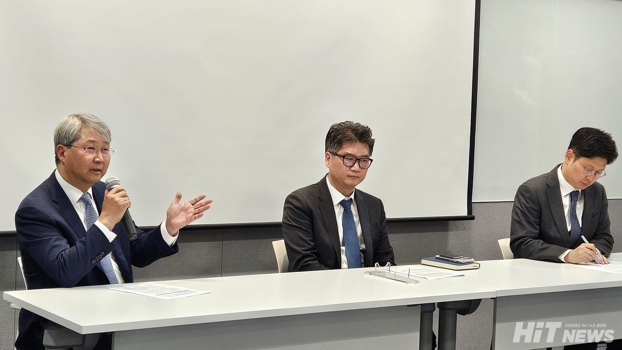 (왼쪽부터) 삼성서울병원 산부인과 김병기 교수, 한국아스트라제네카 GU 사업부 유승종 이사, 세브란스병원 산부인과 이정윤 교수 / 사진=황재선 기자