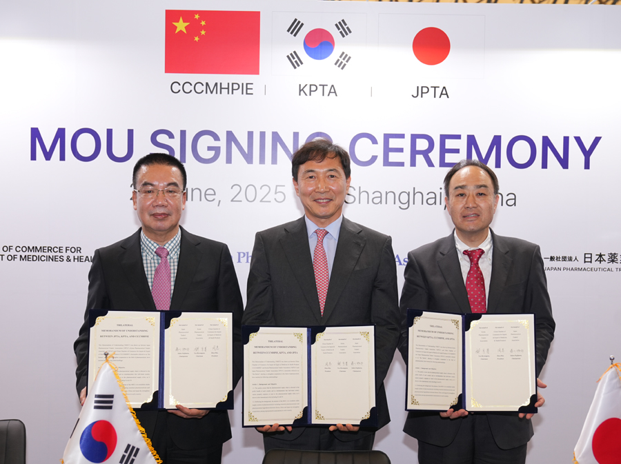 류형선 한국의약품수출입협회장(가운데). 사진=의수협.