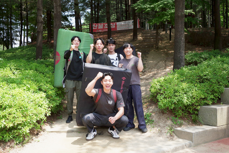 6월 3일 21대 대통령 선거일 오후 경기도 의왕시 모락산에서 야외 볼더링을 즐기기 위해 over the wall 바카라 나락원들이 모였다.