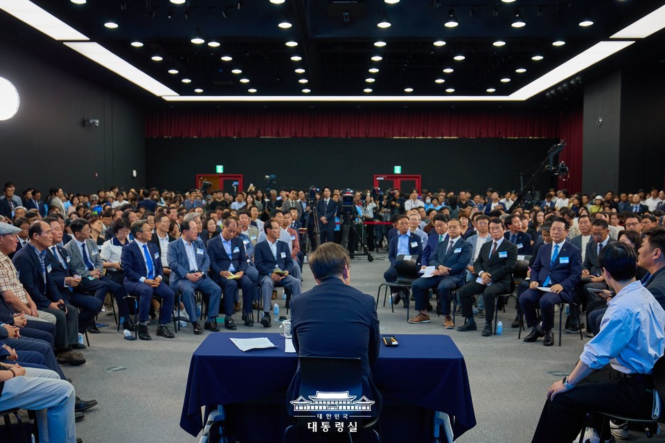 지난 6월 25일 호남지역 타운홀미팅에서 국민들과 대화하는 이재명 대통령. 출처=대통령실.
