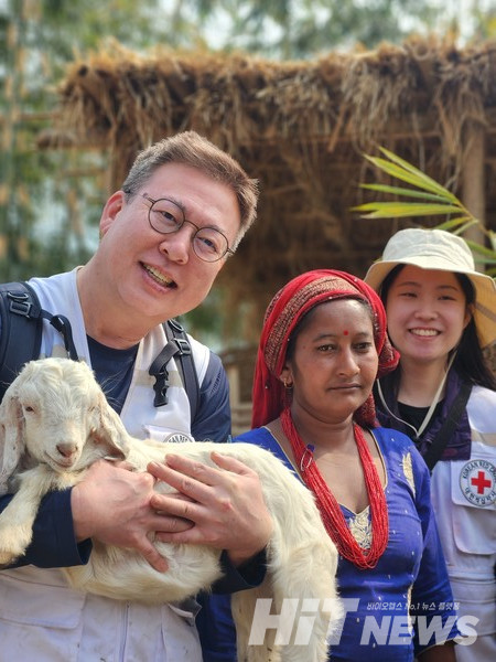 동화약품 이택기 상무가 네팔 여성의 자립능력을 돕기 위해 염소를 기증하며 현지 주민 및 대한적십자사 직원과 기념 촬영했다.