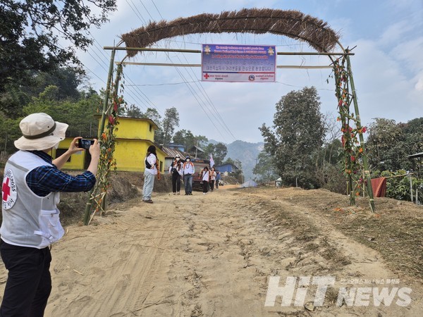 마을 입구에 붙은 환영 현수막