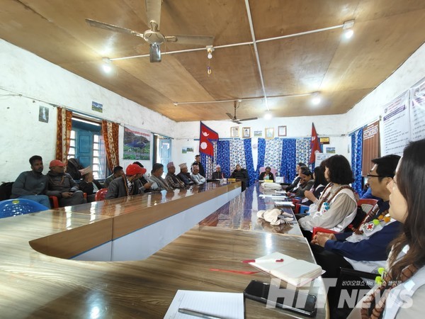 네팔 적십자 본사 본부장, 산쿠와사바아 지역 국회의원, 마을 이장 및 마을 각 부문 대표 등 30여명이 모여 환영회 겸 토론회를 열었다.