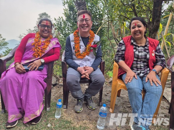 지역 국회의원 및 네팔 적십자 본사 본부장과 기념 사진을 촬영했다.