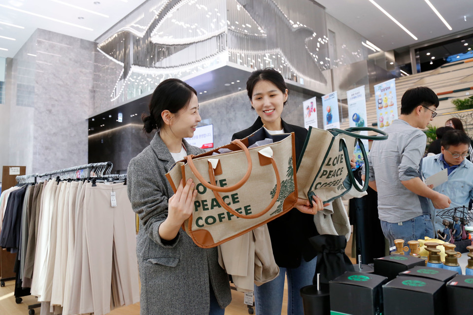  '기부형 플리마켓'에 참여한 광동제약 직원과 주민. 사진= 광동제약