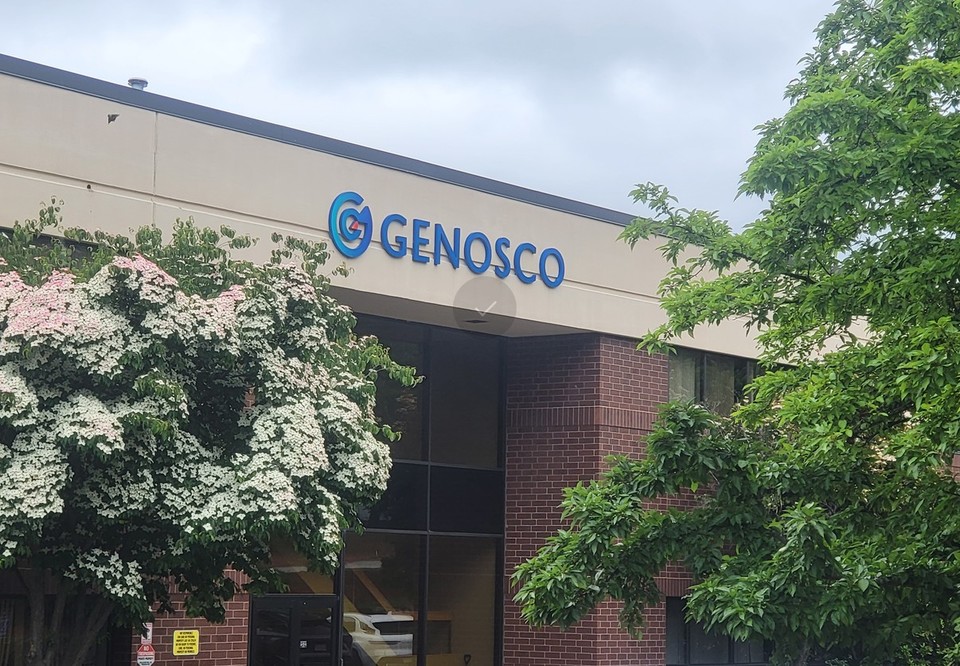 미국 매사추세츠주 보스턴 첨단연구 및 산업단지 안에 자리잡은 제노스코 본사. "제2, 제3의 렉라자를 제노스코의 화단에 꽃피우고 싶다"는 고종성 대표의 말처럼 풍성한 나무와 꽃이 제노스코 로고를 감싸고 있다.