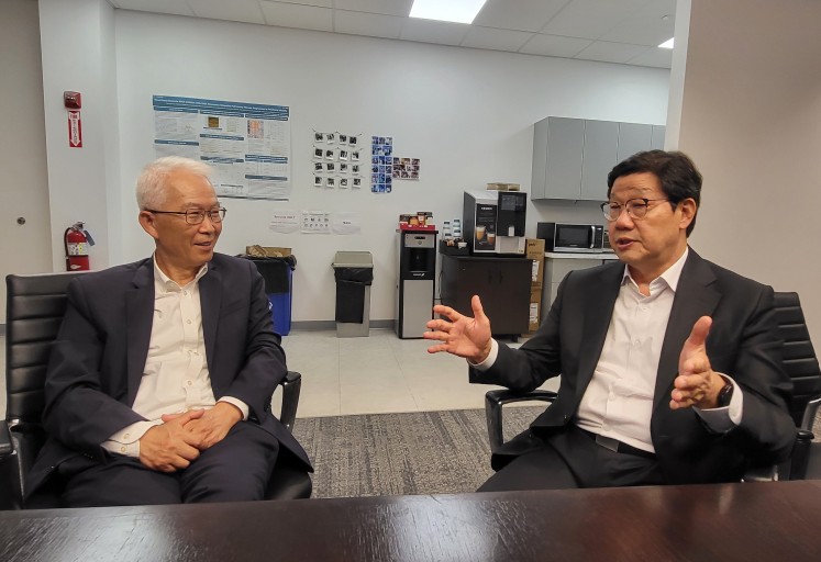 보스턴 제노스코 본사 회의실에서 노연홍 한국제약바이오협회장(오른쪽)과 고종성 제노스코 대표가 제약바이오산업 발전을 위한 협력 및 지원 방안에 대한 의견을 나누고 있다.