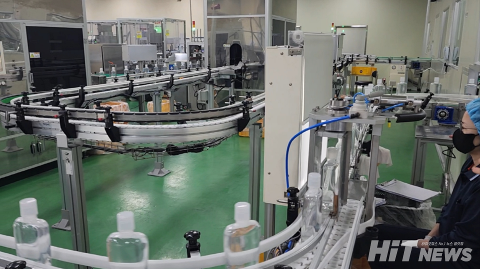 작업자의 육안 검사 모습